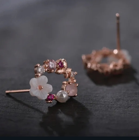 🎊🎊NEW🎊🎊GORGEOUS!! Dainty Wreath Earrings in ROSE GOLD Plating - Picture 4 of 16